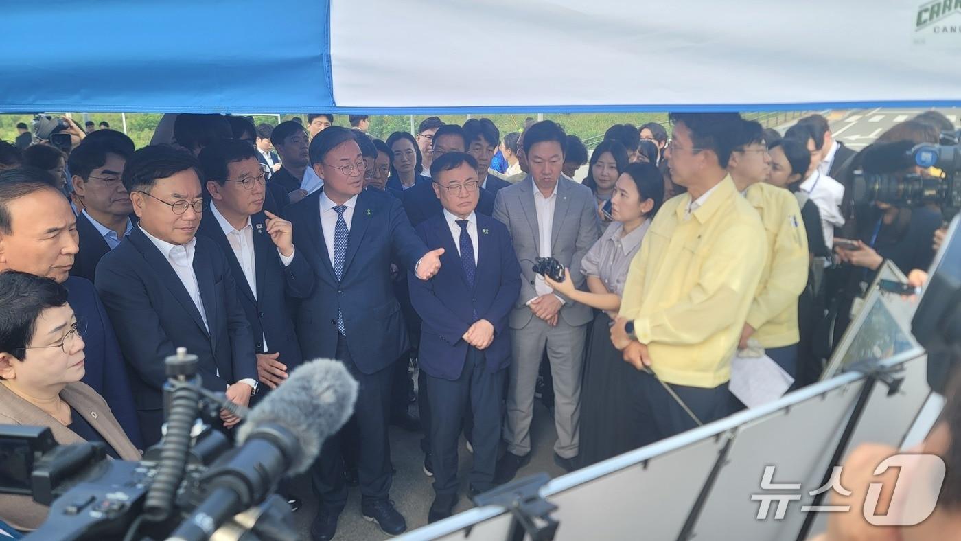 국회 행정안전위원회 소속 국회의원들이 15일 오전 충북 청주 궁평2 지하차도를 찾아 현장 조사를 하고 있다.2025.9.15./뉴스1 임양규 기자