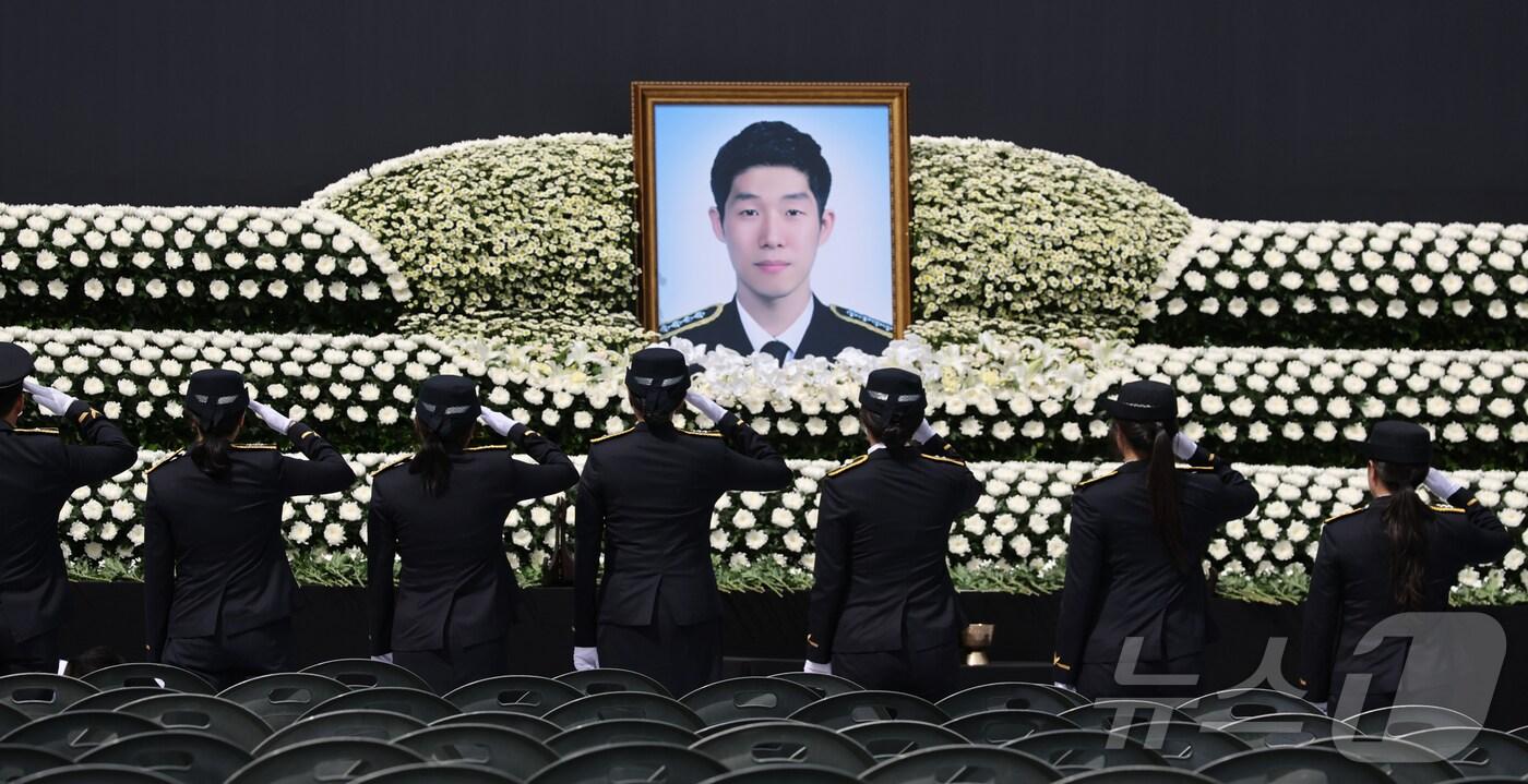 15일 오전 인천 서구 인천해양경찰서에서 영흥도 갯벌에 고립된 70대 중국인을 구조하다 숨진 故 이재석 경사의 영결식이 엄수된 가운데 경찰 관계자들이 헌화 및 분향을 하고 있다. (공동취재)2025.9.15/뉴스1 ⓒ News1 김성진 기자