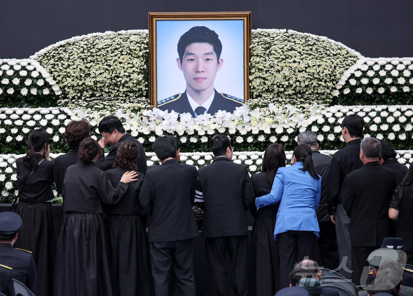 본문 이미지 - 15일 오전 인천 서구 인천해양경찰서에서 영흥도 갯벌에 고립된 70대 중국인을 구조하다 숨진 故 이재석 경사의 영결식이 엄수된 가운데 유가족들이 헌화 및 분향을 하고 있다. (공동취재)2025.9.15/뉴스1 ⓒ News1 김성진 기자