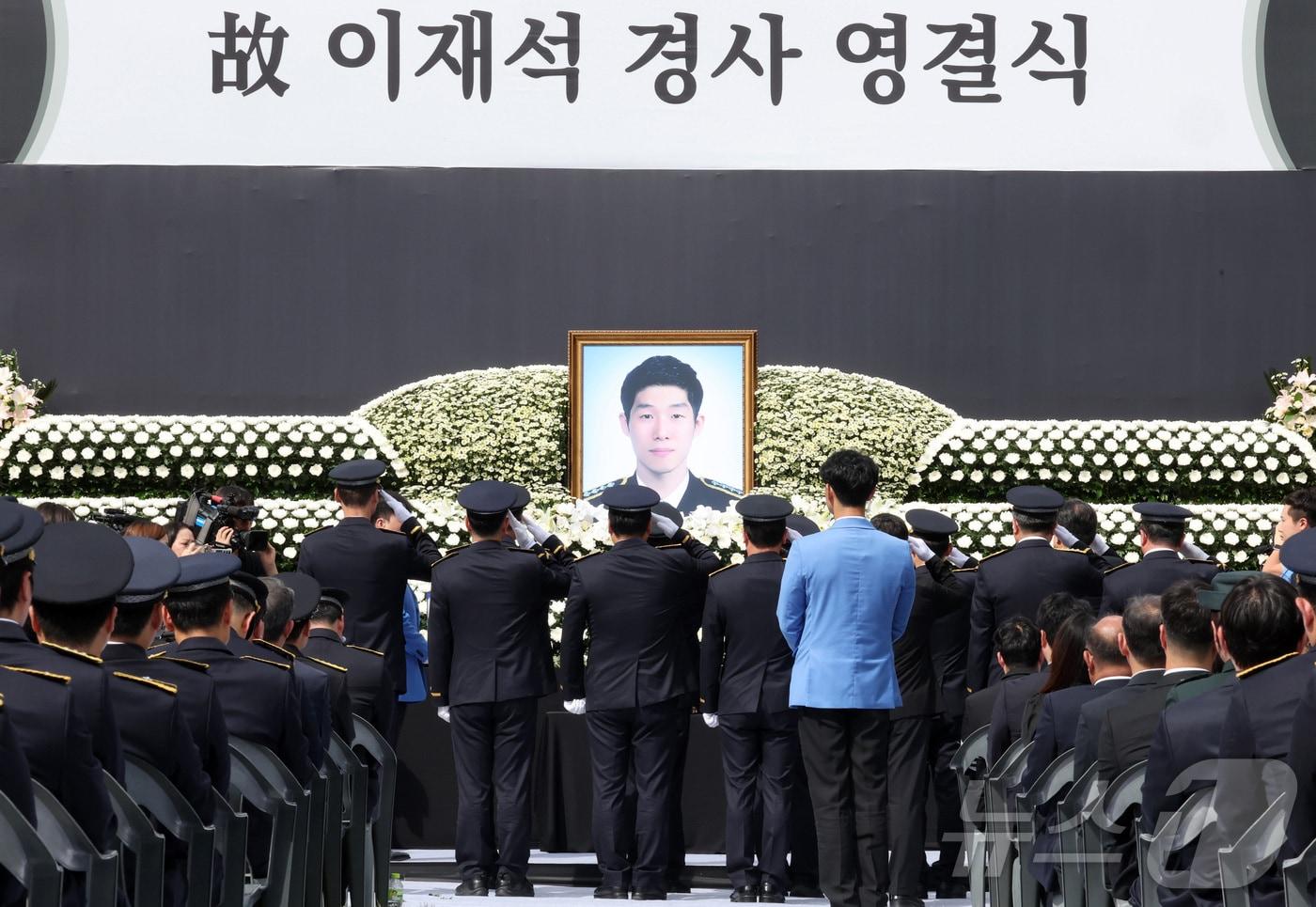 갯벌에 고립된 노인을 혼자 구하려다 숨진 고(故) 이재석 경사의 영결식이 진행된 15일 인천 서구 인천해양경찰서에서 오상권 중부해양경찰청장과 동료 경찰들이 헌화 후 경례하고 있다. (공동취재) 2025.9.15/뉴스1 ⓒ News1 김성진 기자