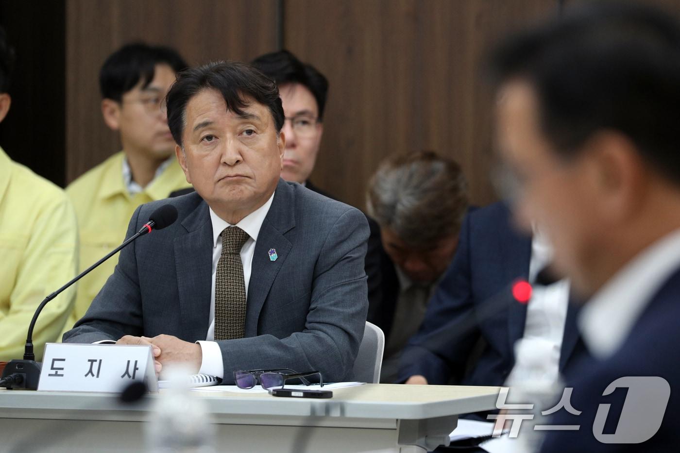 김영환 충북지사가 15일 충북도의회 다목적 회의실에서 열린 국회 행정안전위원회의 &#39;오송 지하차도 참사 진상규명 및 재발 방지 대책 마련 국정조사&#39; 현장조사에서 질문을 듣고 있다. 2025.9.15/뉴스1 ⓒ News1 김용빈 기자