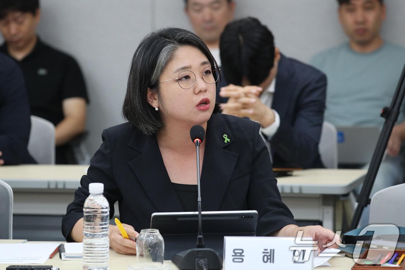 기본소득당 용혜인 의원이 15일 충북도의회 다목적 회의실에서 열린 국회 행정안전위원회의 &#39;오송 지하차도 참사 진상규명 및 재발 방지 대책 마련 국정조사&#39; 현장조사에서 질문하고 있다. 2025.9.15/뉴스1 ⓒ News1 김용빈 기자