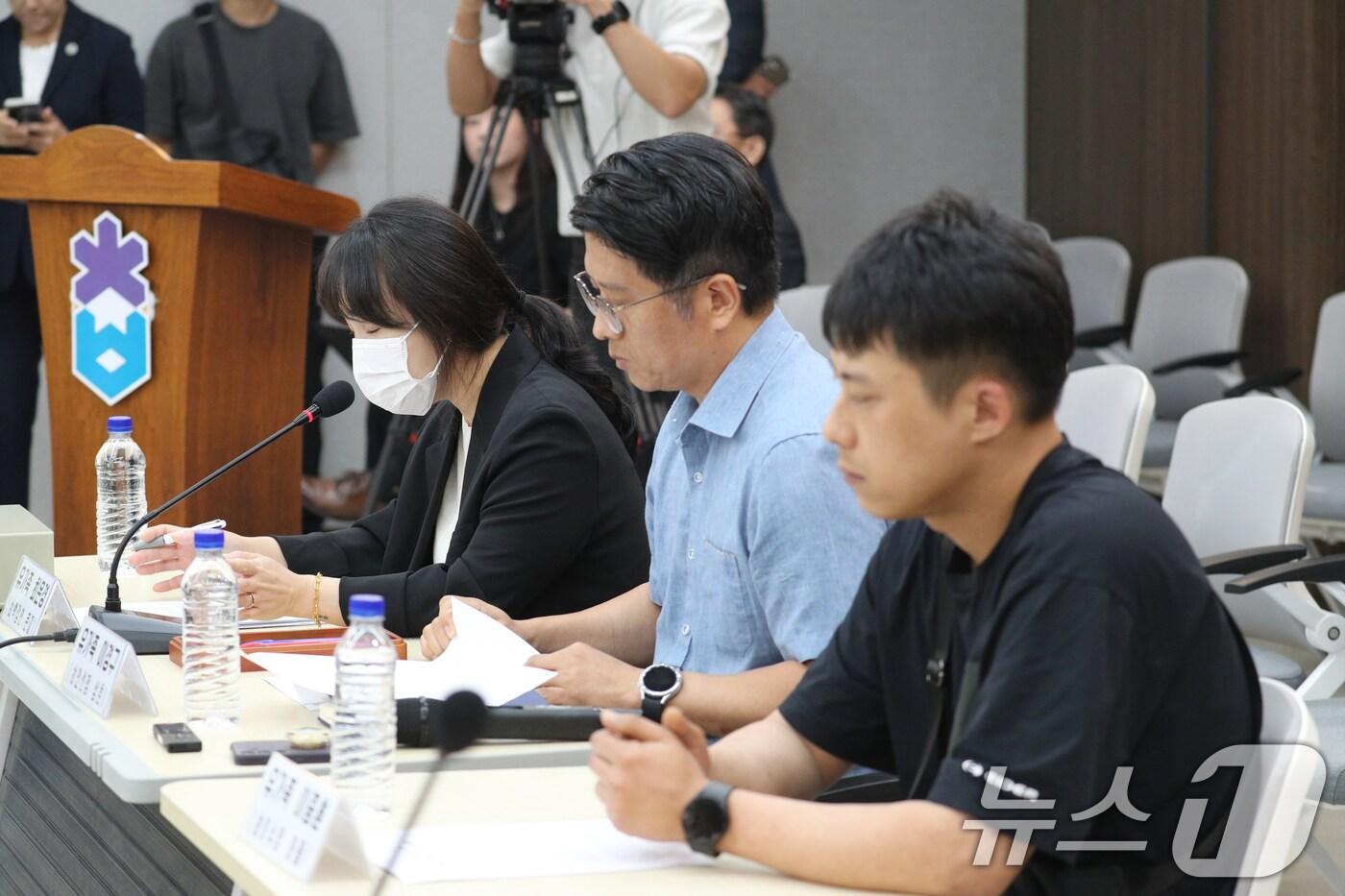 오송참사 유가족들이 15일 충북도의회 다목적 회의실에서 열린 국회 행정안전위원회의 &#39;오송 지하차도 참사 진상규명 및 재발 방지 대책 마련 국정조사&#39; 현장조사에서 발언하고 있다. 2025.9.15/뉴스1 ⓒ News1 김용빈 기자