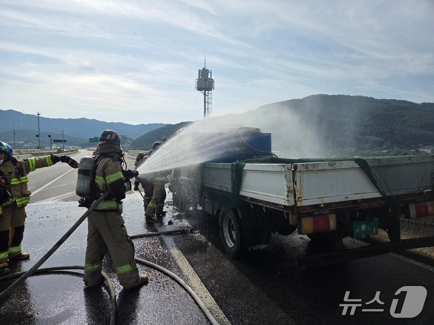 본문 이미지 - 포천 트럭 화재&#40;포천소방서 제공. 재판매 및 DB 금지&#41;/뉴스1