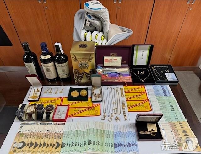 본문 이미지 - 경기 안양시가 지방세 고액체납자 가택수색을 통해 압류한 물품 사진.(안양시 제공. 재판매 및 DB금지)/뉴스1