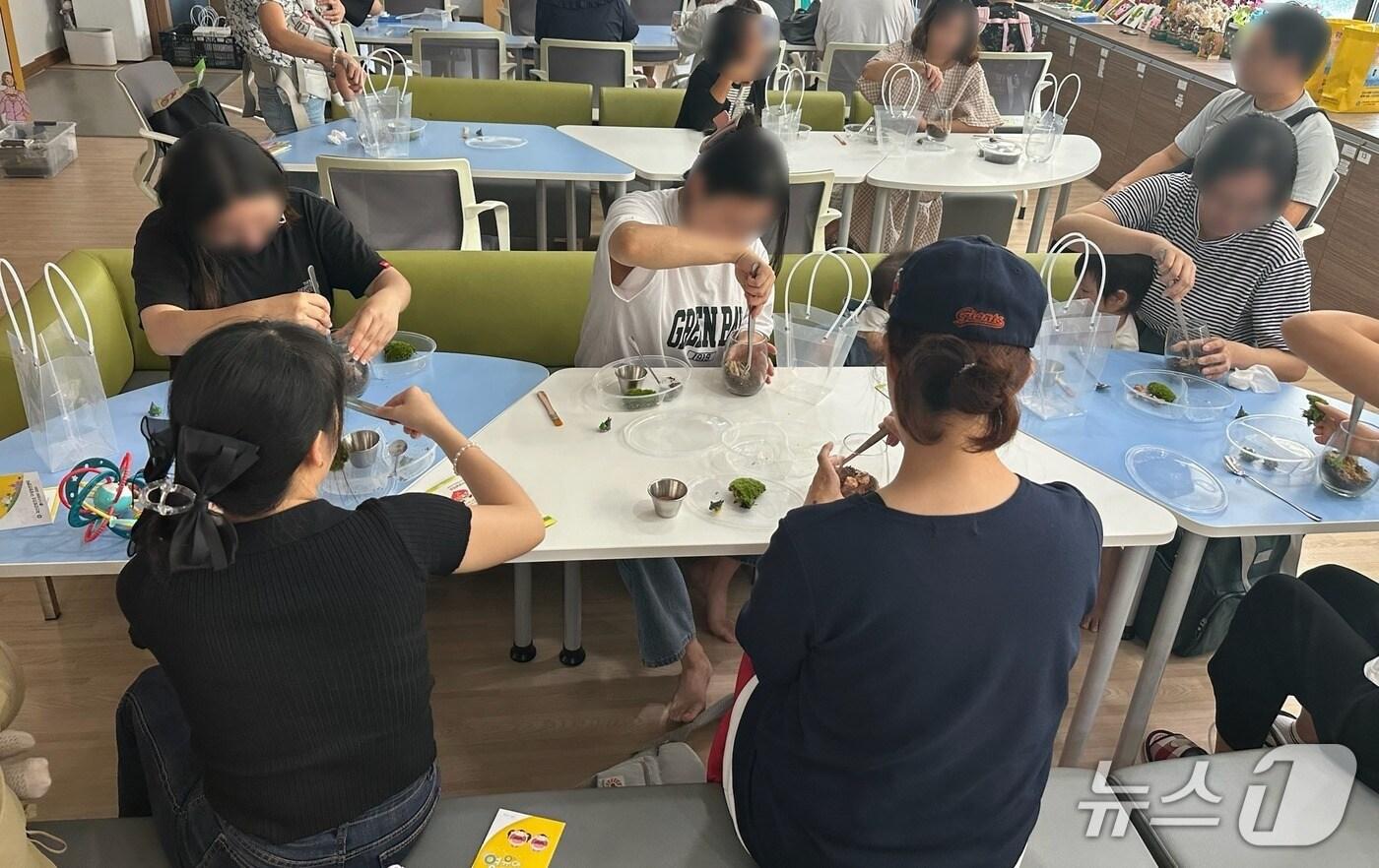 충북 괴산군 보건소는 임산부와 영유아 부모 20여 명을 대상으로 모자건강증진교실을 운영했다.(괴산군 제공, 재판매 및 DB금지)/뉴스1