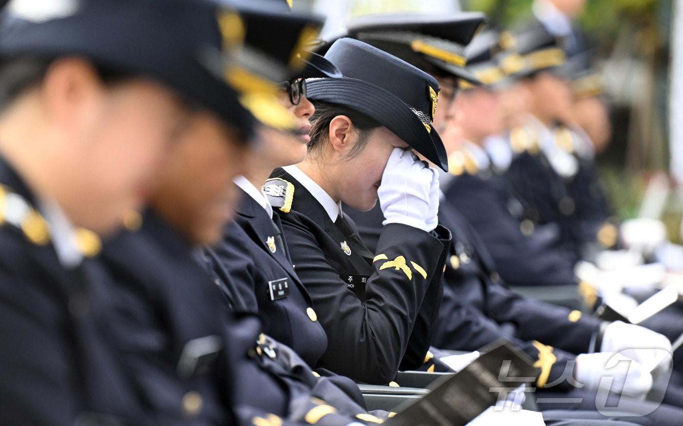 15일 인천 서구 인천해양경찰서에서 열린 영흥도 갯벌에 고립된 70대 중국인을 구조하다 숨진 故 이재석 경사의 영결식에서 한 경찰관이 눈물을 닦고 있다. (공동취재) 2025.9.15/뉴스1 ⓒ News1 김성진 기자