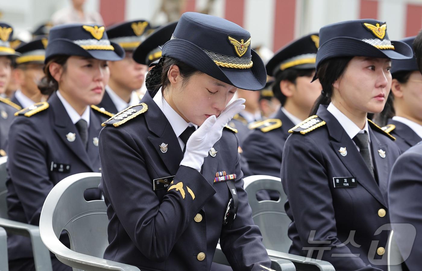 15일 인천 서구 인천해양경찰서에서 열린 영흥도 갯벌에 고립된 70대 중국인을 구조하다 숨진 故 이재석 경사의 영결식에서 한 경찰관이 눈물을 흘리고 있다. (공동취재) 2025.9.15/뉴스1 ⓒ News1 김성진 기자