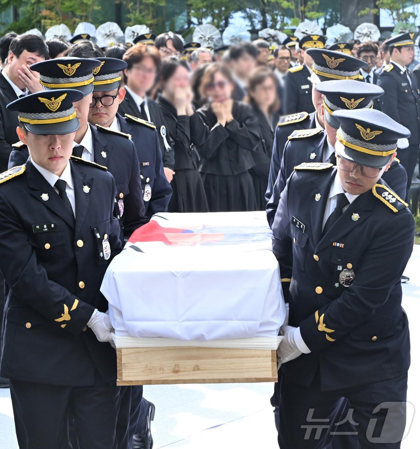 본문 이미지 - 15일 인천 서구 인천해양경찰서에서 영흥도 갯벌에 고립된 70대 중국인을 구조하다 숨진 故 이재석 경사의 영결식이 엄수되고 있다. (공동취재) 2025.9.15/뉴스1 ⓒ News1 김성진 기자