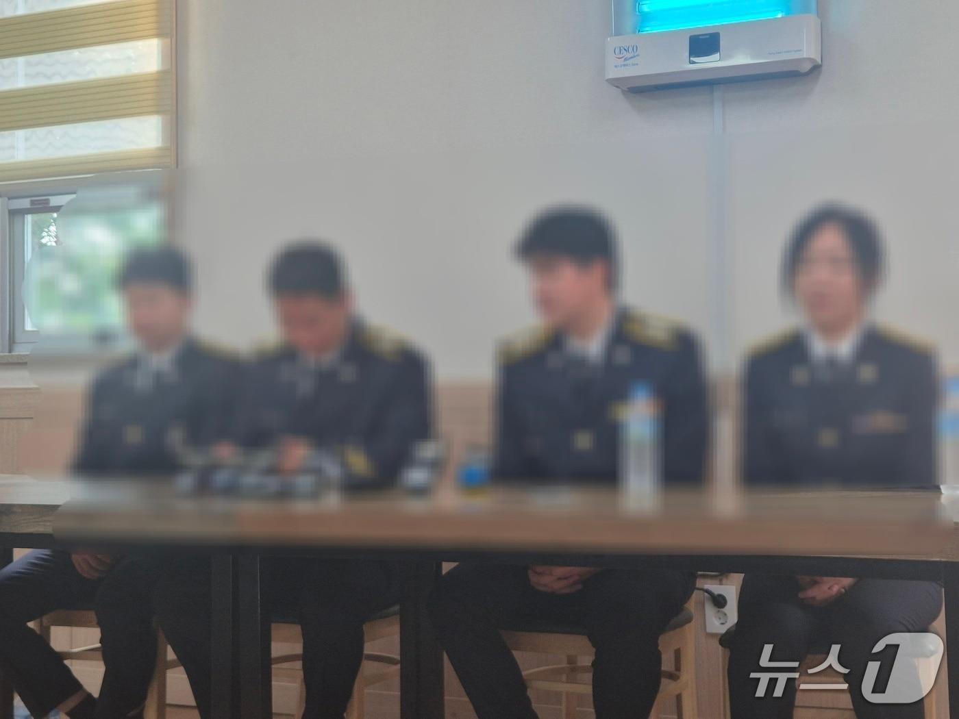 본문 이미지 - 故 이재석 경사가 지난 11일 홀로 갯벌 구조 작업에 나설 당시 당직 근무를 섰던 4명이 15일 오전 인천 동구 청기와장례식장에서 기자회견을 하고 있다./뉴스1