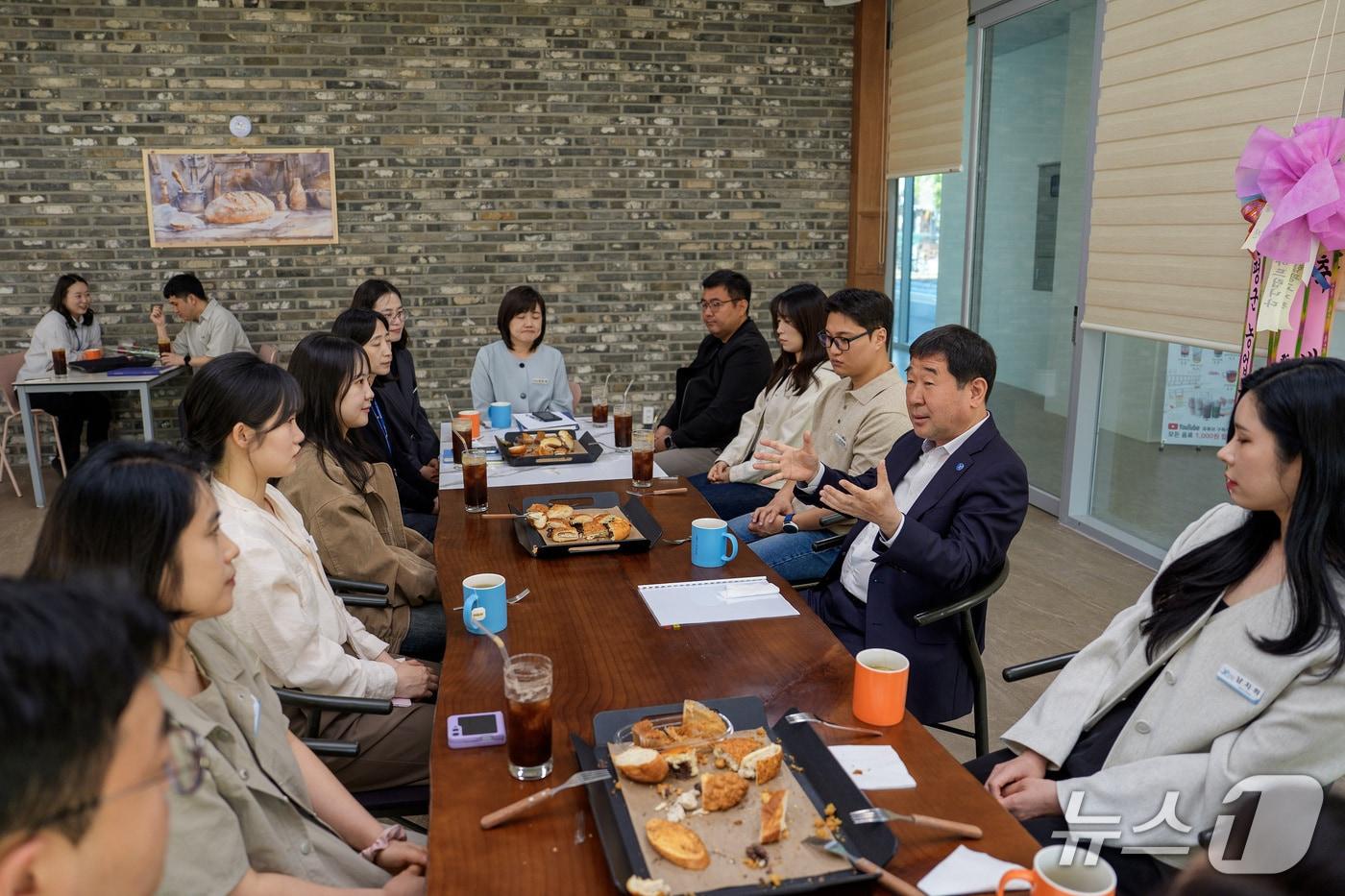 충북 증평군은 15일 벨포레 미디어아트센터 아트홀에서 청년 공무원과 소통간담회를 열었다.(증평군 제공, 재판매 및 DB금지)/뉴스1