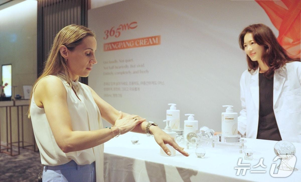 본문 이미지 - 지방흡입 특화 의료기관 365mc는 지난달 29일 JW메리어트 호텔 서울에서 인체 지방 조직 유래 줄기세포 배양액이 함유된 신체 탄력 집중 케어 화장품 &#39;팽팽크림&#40;PANGPANG CREAM&#41;&#39;을 공개했다고 15일 밝혔다.