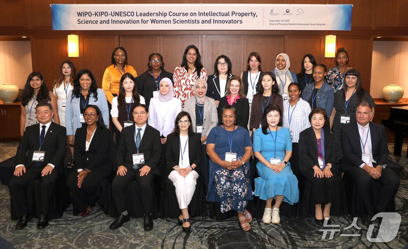 본문 이미지 - 목성호 특허청 차장(앞줄 왼쪽에서 3번째)이 개회식에서 참석자들과 기념 촬영을 하고 있다. (특허청 제공.재판매 및 DB금지)/뉴스1 