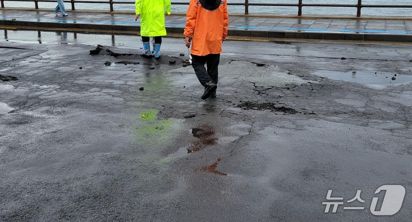 15일 제주시 용담 해안도로 일부가 가라앉았다.(제주도소방안전본부 제공. 재판매 및 DB 금지)