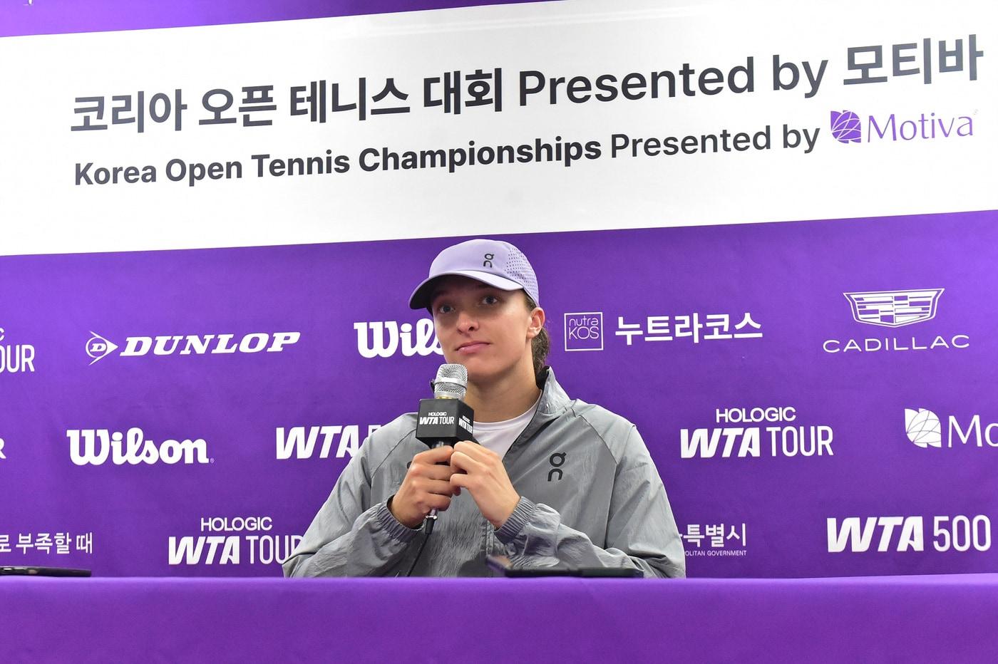 시비옹테크가 취재진과 인터뷰하고 있다.&#40;대한테니스협회 제공&#41;