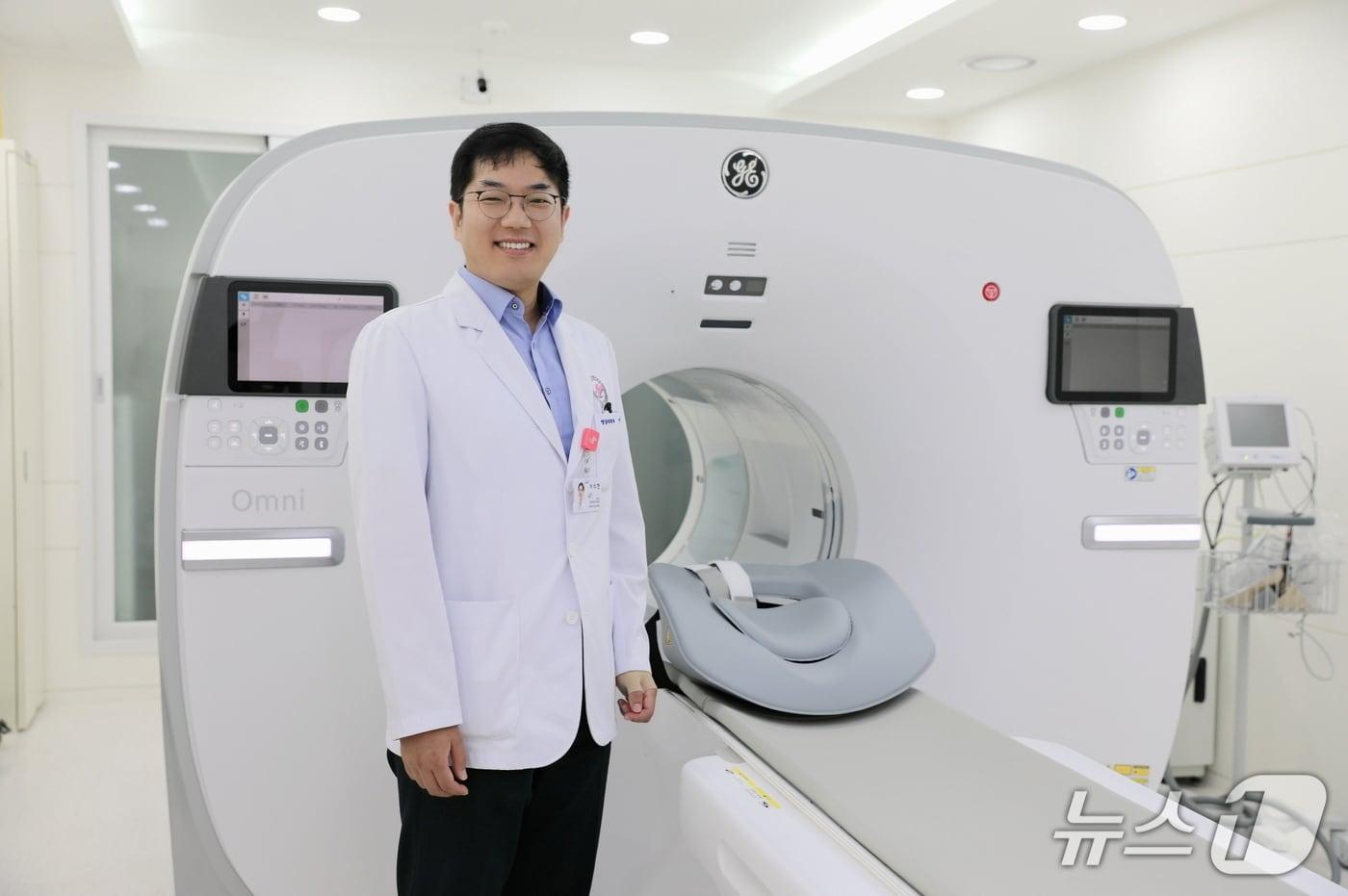 이석현 한림대학교강남성심병원 영상의학과 교수가 3세대 디지털 PET-CT를 설명하고 있다.&#40;한림대학교강남성심병원 제공&#41;