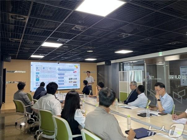 본문 이미지 - 전남테크노파크가 'K-에너지' 세계시장 확산을 위해 에너지밸리기업 ODA 사업 발굴 지원을 위한 회의를 열었다. (전남TP 제공)