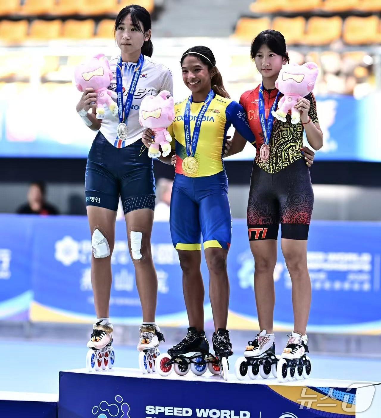 본문 이미지 - 롤러세계선수권에서 은메달을 목에 건 단성중 권세진(왼쪽).(단성중 제공. 재판매 및 DB금지)/뉴스1 