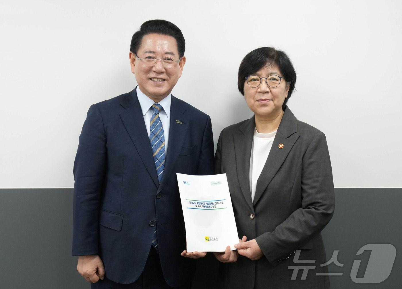 본문 이미지 - 김영록 전라남도지사가 15일 오전 정부서울청사에서 정은경 보건복지부 장관과 면담을 갖고 전남 국립의대 설립 등 전남도 핵심 사업 해결을 위한 건의 및 협조를 요청하고 있다.&#40;전남도 제공. 재판매 및 DB금지&#41; 2025.9.15/뉴스1 