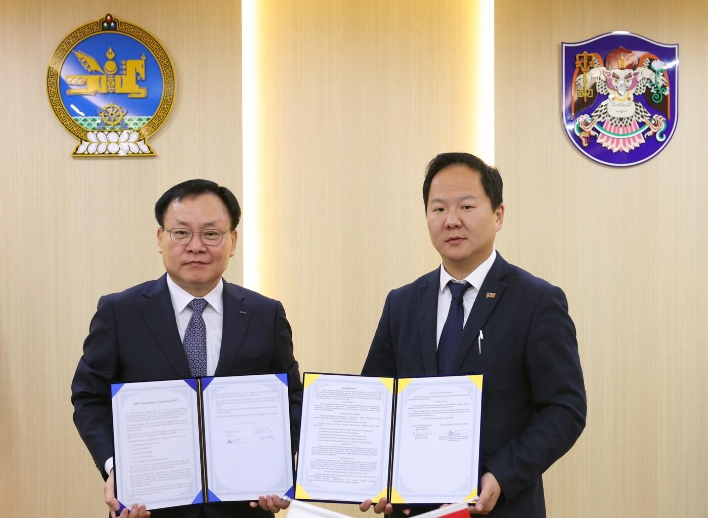 본문 이미지 - 포스코인터내셔널이 몽골 울란바토르시와 MOU를 체결했다. 왼쪽부터 정경진 포스코인터내셔널 경영기획본부장, 다바달라이 울란바토르시 부시장.(포스코인터내셔널 제공)