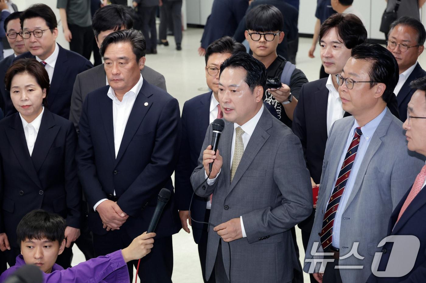 장동혁 국민의힘 대표가 15일 부산 동구 해양수산부 임시청사인 IM빌딩을 방문해 관련 보고를 받고 발언하고 있다. &#40;국민의힘 제공, DB 및 재판매 금지&#41; 2025.9.15/뉴스1 ⓒ News1 이승배 기자
