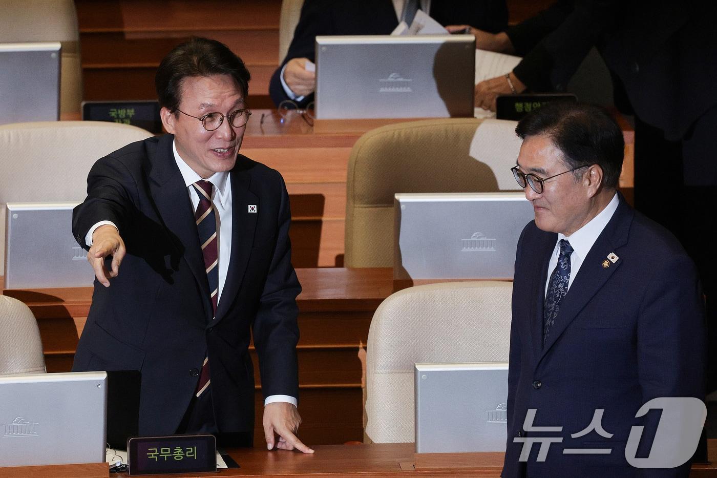 김민석 국무총리와 우원식 국회의장이 15일 오후 서울 여의도 국회에서 열린 제429회국회&#40;정기회&#41; 제5차 본회의에서 대화하고 있다. 2025.9.15/뉴스1 ⓒ News1 신웅수 기자