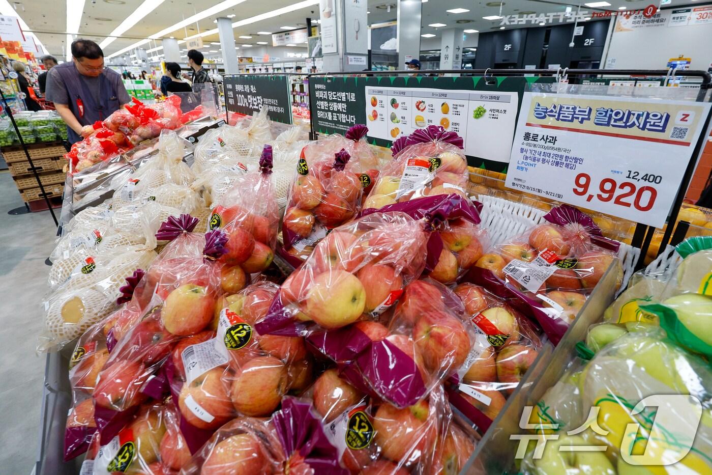 15일 서울시내 대형마트에 농림축산식품부 할인 지원 품목인 홍로 사과와 배가 놓여 있다. 2025.9.15/뉴스1 ⓒ News1 안은나 기자