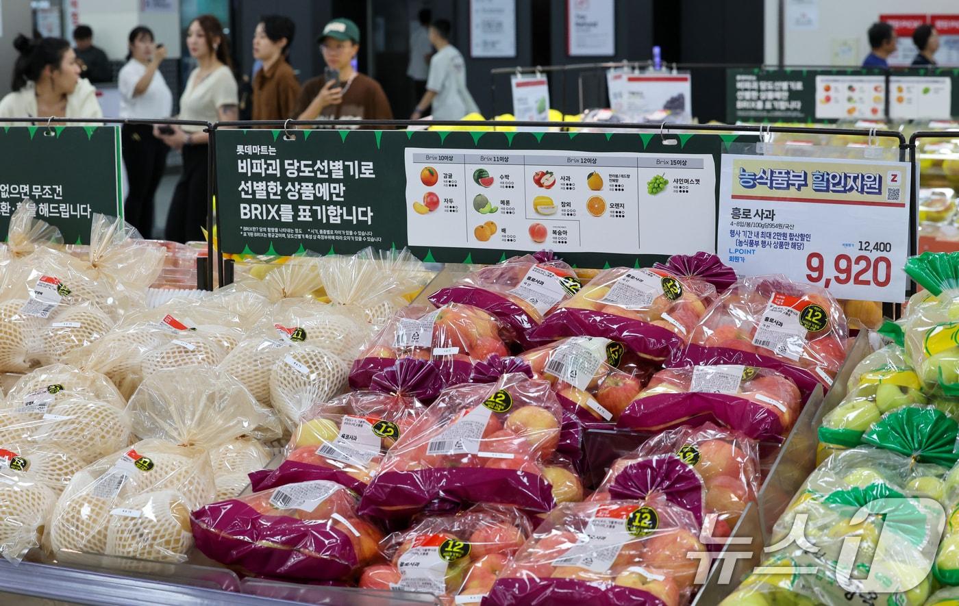 본문 이미지 - 지난해 9월 15일 서울시내 대형마트에  홍로 사과와 배가 놓여 있다. /뉴스1 ⓒ News1 안은나 기자
