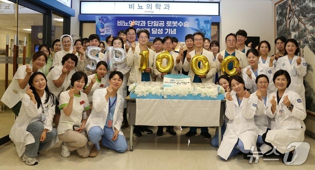 본문 이미지 - 가톨릭대학교 서울성모병원 이지열 병원장과 비뇨의학과 의료진 및 관계자들이 비뇨기 로봇수술 1000례 성과의 축하 자리를 15일 비뇨의학과 외래에서 가졌다.(가톨릭대학교 서울성모병원 제공)