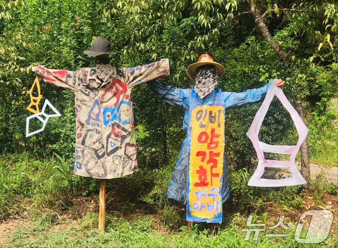 본문 이미지 - 독도서예가 김동욱 씨가 15일 경북 포항시 북구 기계면 인비리 암각화 공원(원장 이호우)에서 청동기시대 고인돌에 새겨져 있는 마재석검 등을 소화기 등 다양한 소품에 그리고 만드는 퍼포먼스를 펼쳤다. (서예가 김동욱씨제공, 재판매 및 DB금지) 2025.9.15/뉴스1 ⓒ News1 최창호 기자