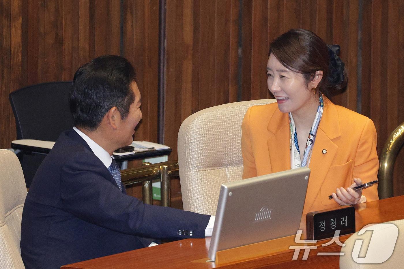 정청래 더불어민주당 대표와 강선우 의원이 지난 9월 15일 오후 서울 여의도 국회에서 열린 제429회 국회(정기회) 제5차 본회의에서 대화하고 있다. 2025.9.15/뉴스1 ⓒ News1 신웅수 기자