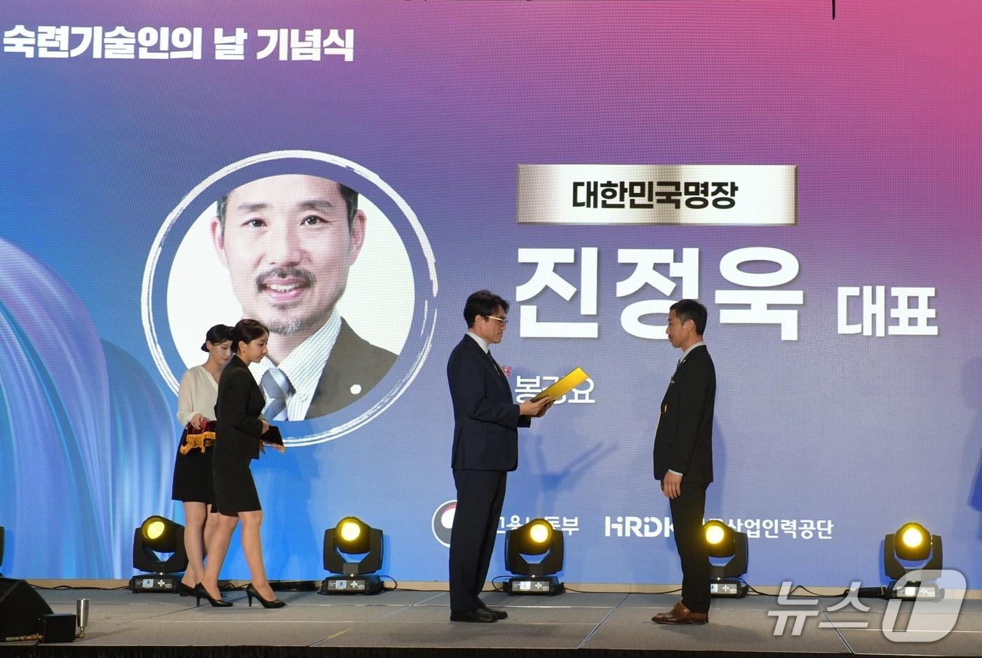  '전북특별자치도명장'(도자공예 분야) 진정욱 도예공방 '봉강요' 대표가 고용노동부·한국산업인력공단 주관 '대한민국명장'에 최종 선정됐다.(전북도 제공. 재판매 및 DB금지)/뉴스1 