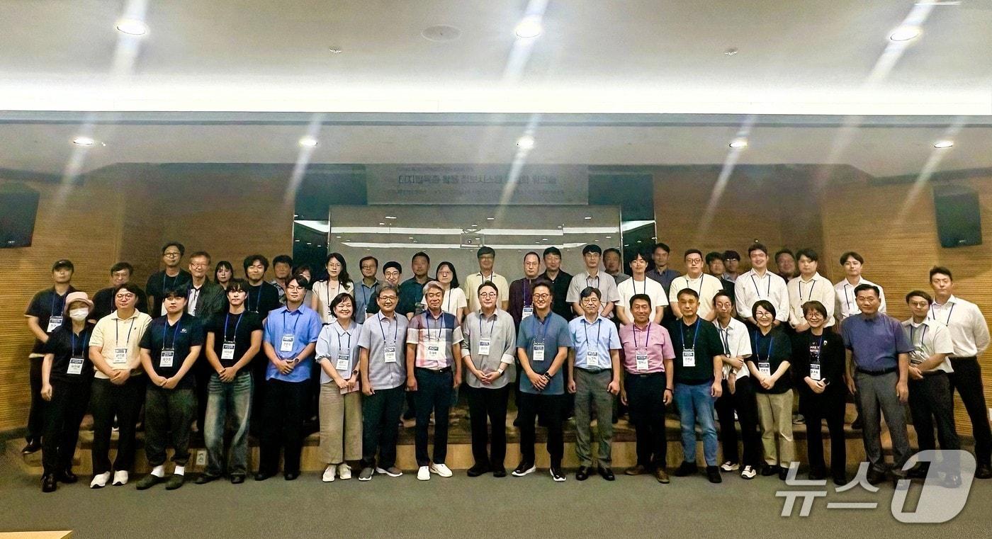 한국농업기술진흥원(농진원)은 지난 11일부터 12일까지 전북 부안군에서 ‘디지털육종 활용 정보시스템 활성화 워크숍’을 성황리에 마무리했다고 15일 밝혔다. (농진원 제공)