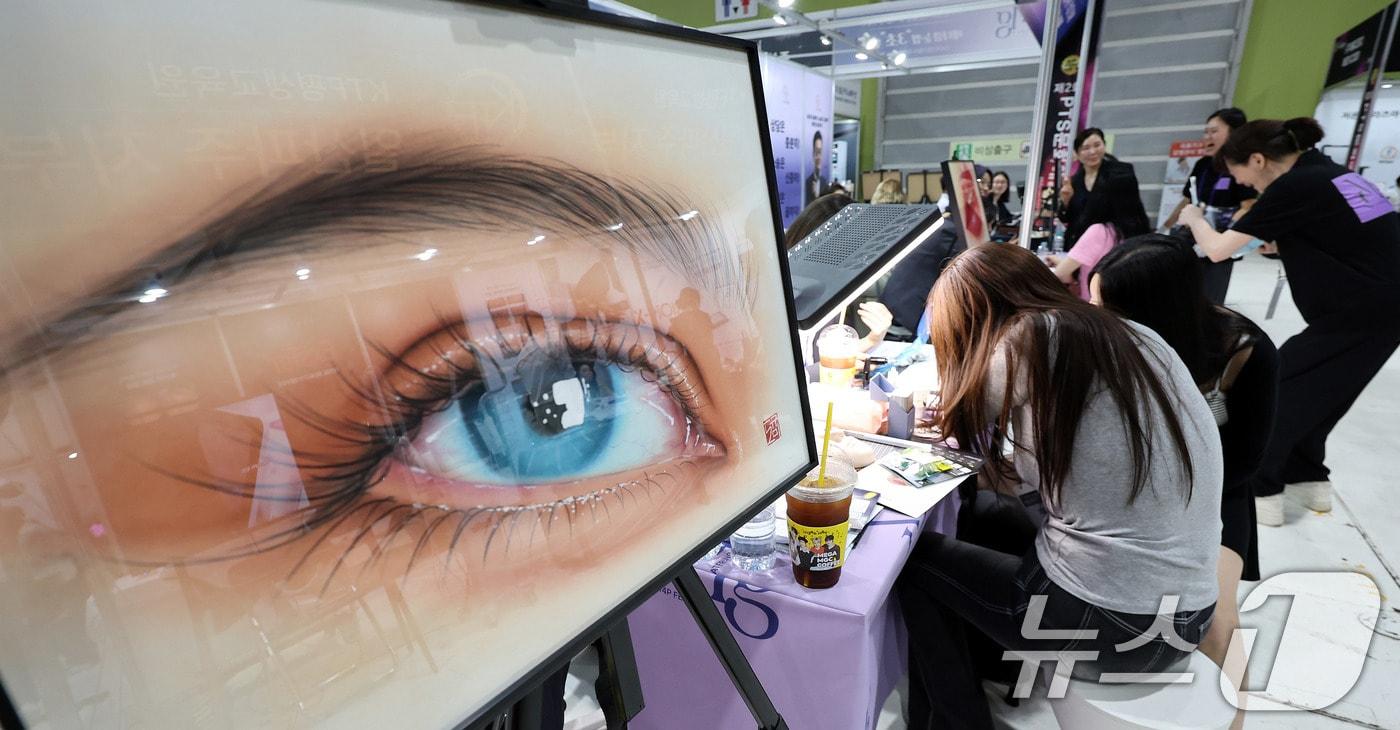 15일 서울 강남구 SETEC 1전시장에서 열린 국내 최초 문신산업박람회 ‘PTS문화예술대전&#39;에서 참가자들이 다양한 타투 제품을 시연하고 있다. 2025.9.15/뉴스1 ⓒ News1 박지혜 기자