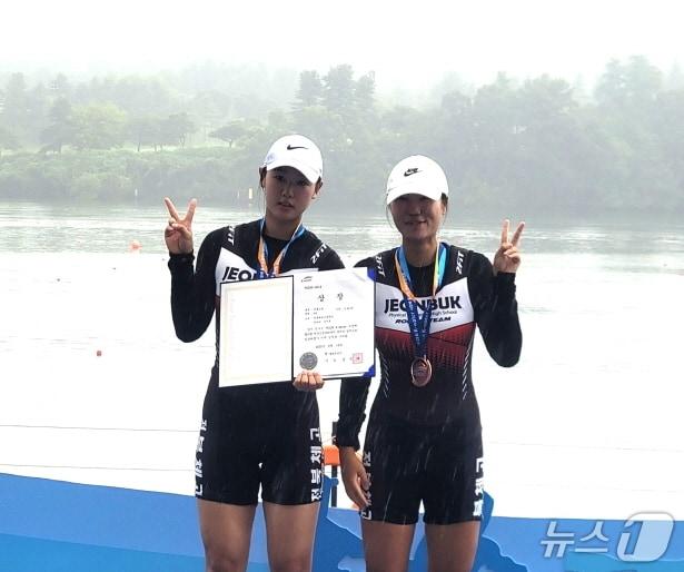 본문 이미지 - 'K-water 사장배 물사랑 전국조정대회' 여자부 더블스컬에서 동메달을 획득한 김지호(왼쪽,), 임하늬 선수.(전북체육중고등학교 제공)/뉴스1