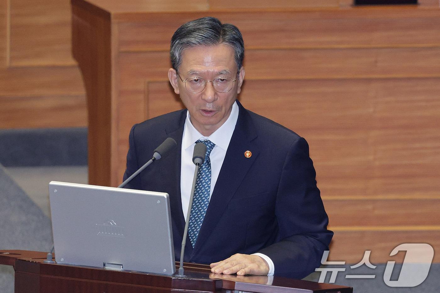 정성호 법무부 장관이 15일 오후 서울 여의도 국회에서 열린 제429회국회&#40;정기회&#41; 제5차 본회의 정치에 관한 질문에서 이해식 더불어민주당 의원의 질의에 답변하고 있다. 2025.9.15/뉴스1 ⓒ News1 신웅수 기자