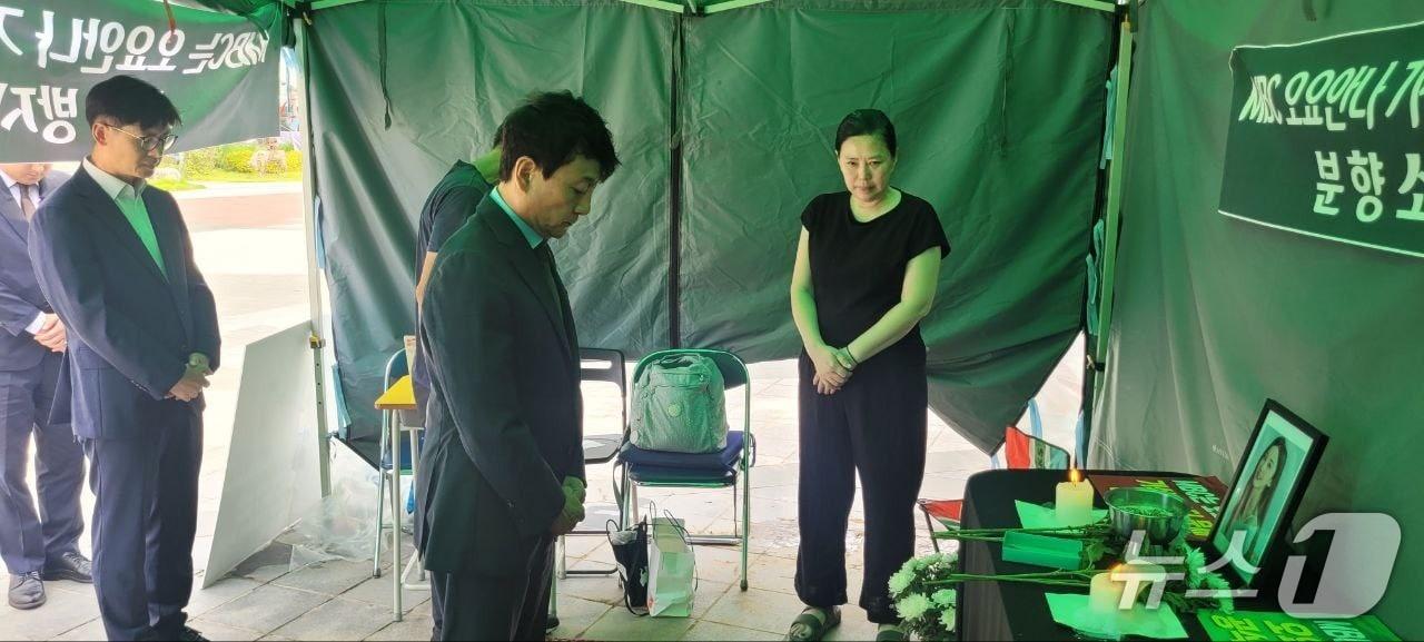 본문 이미지 - 고(故) 오요안나 씨의 1주기인 15일 안형준 MBC 사장이 단식농성장을 찾았다. 2025.09.15/뉴스1(직장갑질119 제공)