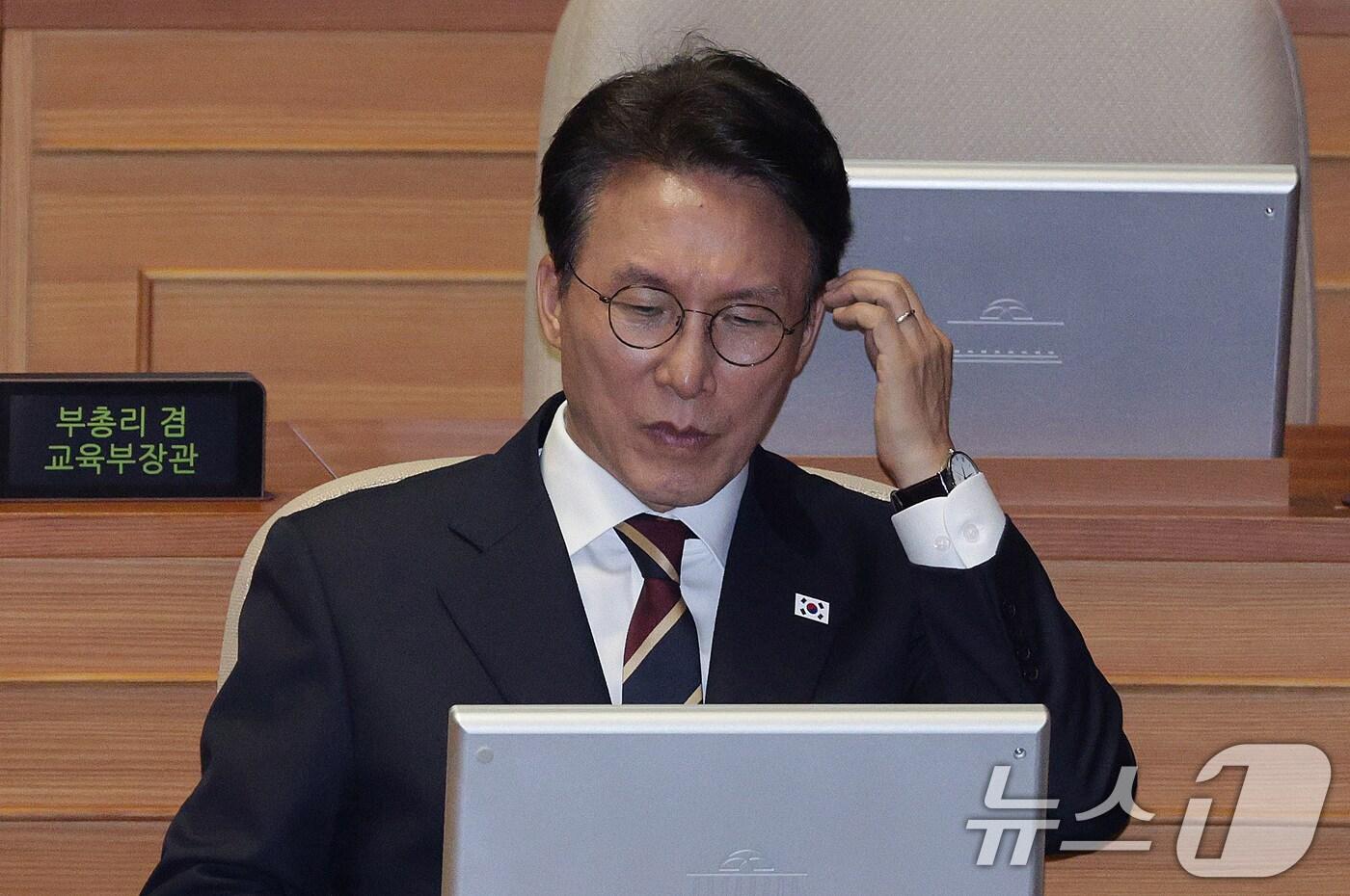 김민석 국무총리가 15일 오후 서울 여의도 국회에서 열린 제429회국회&#40;정기회&#41; 제5차 본회의에서 생각에 잠겨 있다. 2025.9.15/뉴스1 ⓒ News1 신웅수 기자