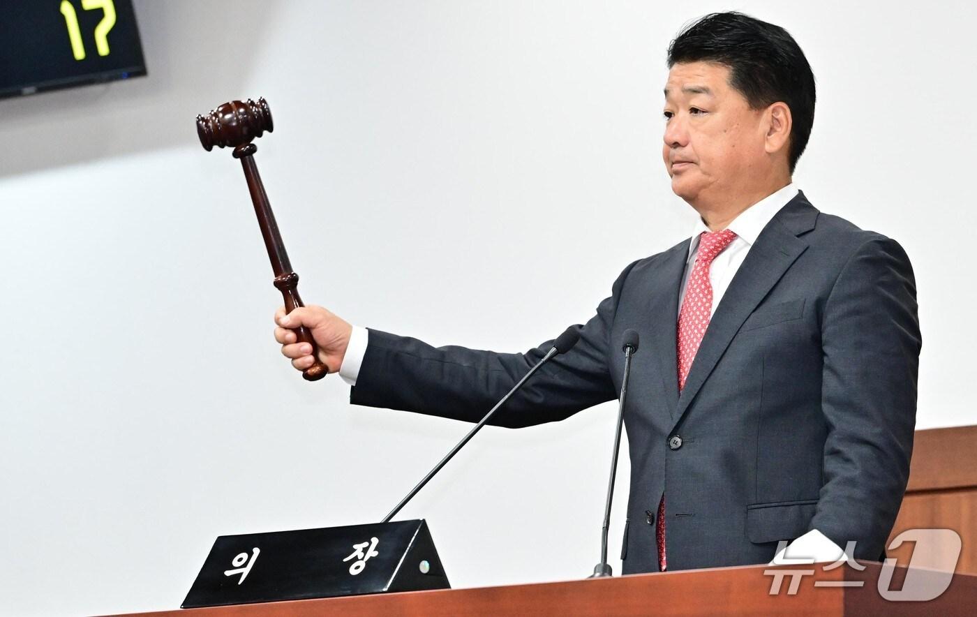 나영민 김천시의장이 15일 임시회 개회를 선언하고 있다. (김천시의회 제공. 재판매 및 DB금지)/뉴스1