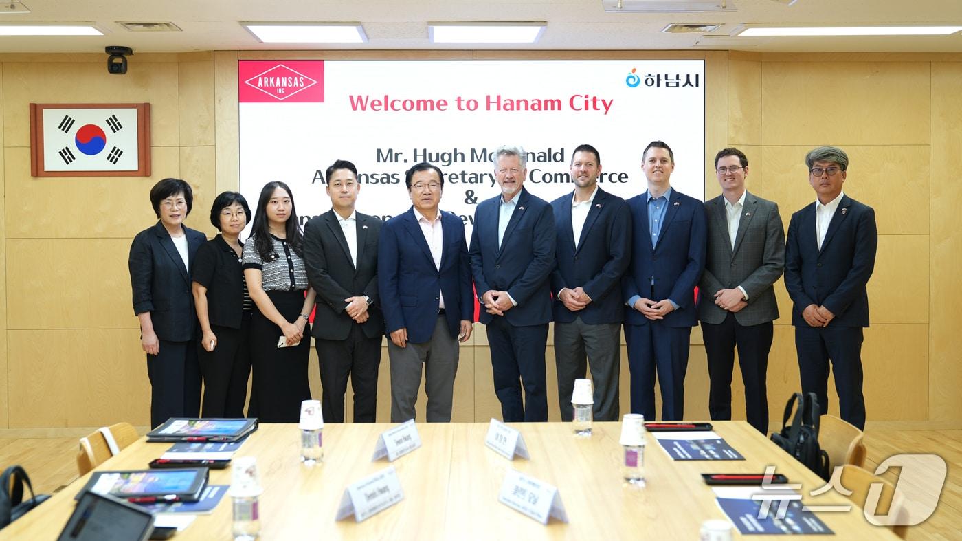이현재 경기 하남시장(왼쪽에서 5번째)과 미국 아칸소주 대표단이 지난 14일 시청에서 경제협력 방안을 논의하고 기념사진을 찍고 있다.(하남시 제공. 재판매 및 DB 금지)/뉴스1 
