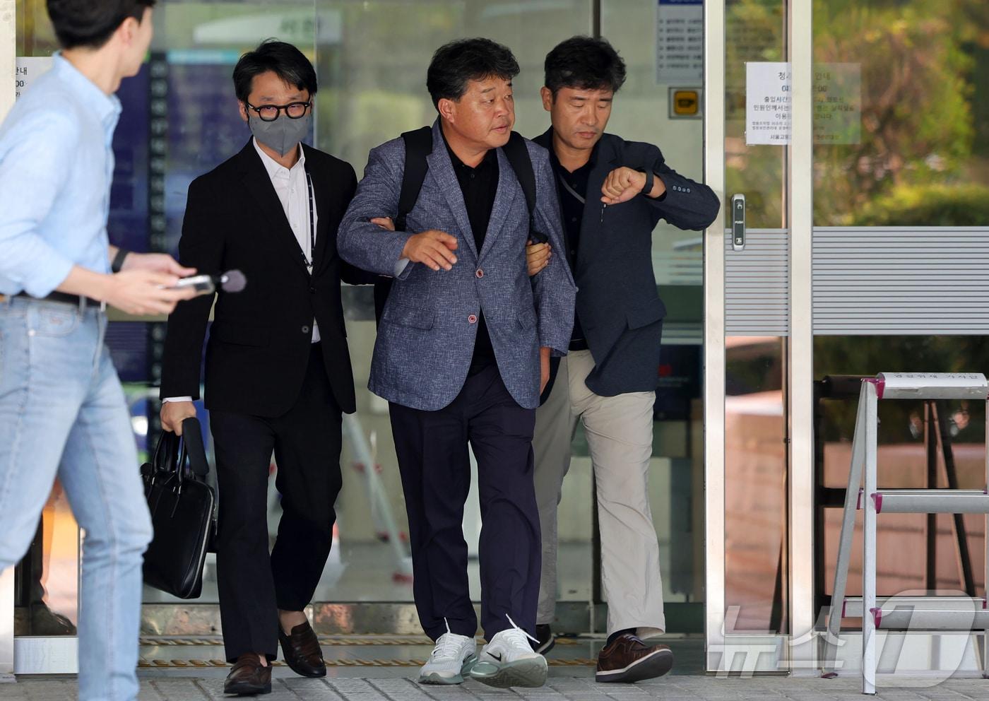 &#39;건진법사&#39; 전성배 씨에게 지난 2022년 제8회 전국동시지방선거에서 공천을 청탁하고 금품을 건넨 혐의를 받는 박창욱 경북도의원이 지난 9월 15일 오후 서울 서초구 서울중앙지방법원에서 열린 구속 전 피의자 심문&#40;영장실질심사&#41;을 마친 뒤 법원을 나서고 있다. &#40;공동취재&#41; 2025.9.15/뉴스1 ⓒ News1 김진환 기자