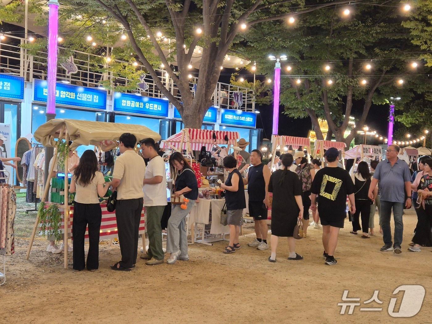 본문 이미지 - 울산 중구 태화강 국가정원 왕버들마당에서 열린 울산의 밤 스토리 야시장에서 시민들이 진열된 상품을 보고 있다. 2025.9.13.ⓒ 뉴스1 박정현 기자