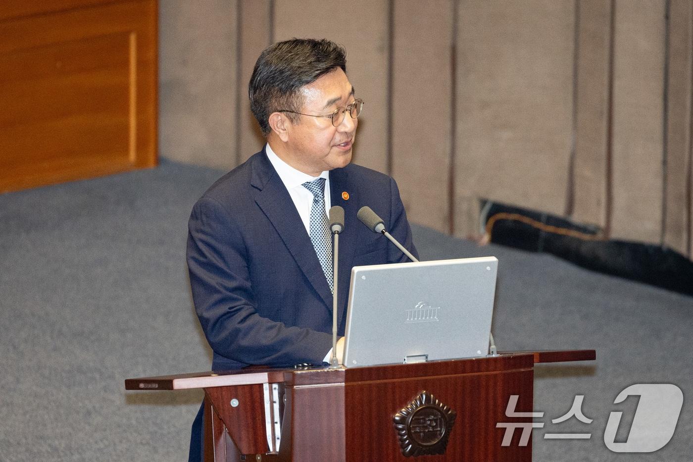 윤호중 행정안전부 장관이 15일 서울 여의도 국회에서 열린 제429회 국회&#40;정기회&#41; 제5차 본회의에서 박성준 더불어민주당 의원의 정치에 관한 대정부 질문에 답하고 있다. 2025.9.15/뉴스1 ⓒ News1 유승관 기자