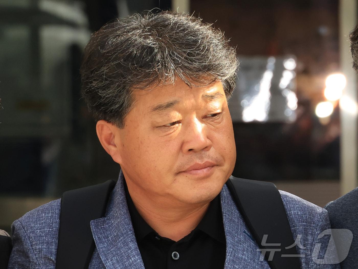 본문 이미지 - &#39;건진법사&#39; 전성배씨에게 지난 2022년 제8회 전국동시지방선거에서 공천을 청탁하고 금품을 건넨 혐의를 받는 박창욱 경북도의원이 15일 오후 서울 서초구 서울중앙지방법원에서 열린 구속 전 피의자 심문&#40;영장실질심사&#41;을 마친 뒤 법원을 나서고 있다. &#40;공동취재&#41; 2025.9.15/뉴스1 ⓒ News1 김진환 기자