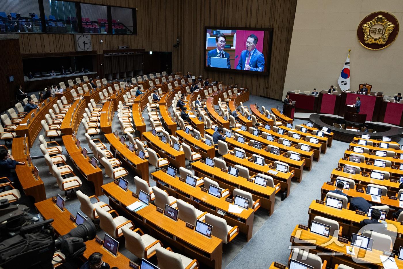 15일 서울 여의도 국회에서 열린 제429회 국회&#40;정기회&#41; 제5차 본회의에서 정치에 관한 대정부 질문이 이어지는 가운데 의원석이 군데군데 비어 있다. 2025.9.15/뉴스1 ⓒ News1 유승관 기자