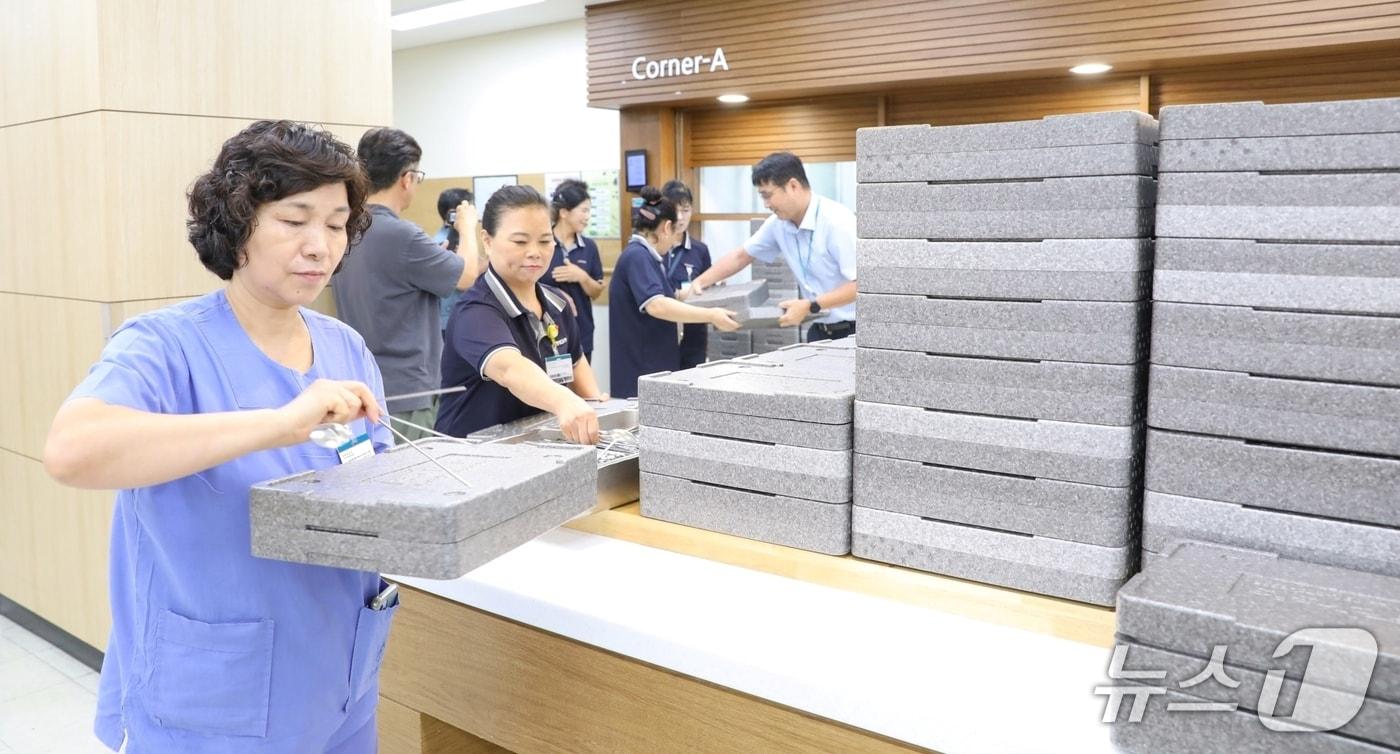 강릉아산병원 직원들이 식당에서 도시락을 배부 받고 있다.&#40;강릉아산병원 제공, 재판매 및 DB 금지&#41; 2025.9.15/뉴스1