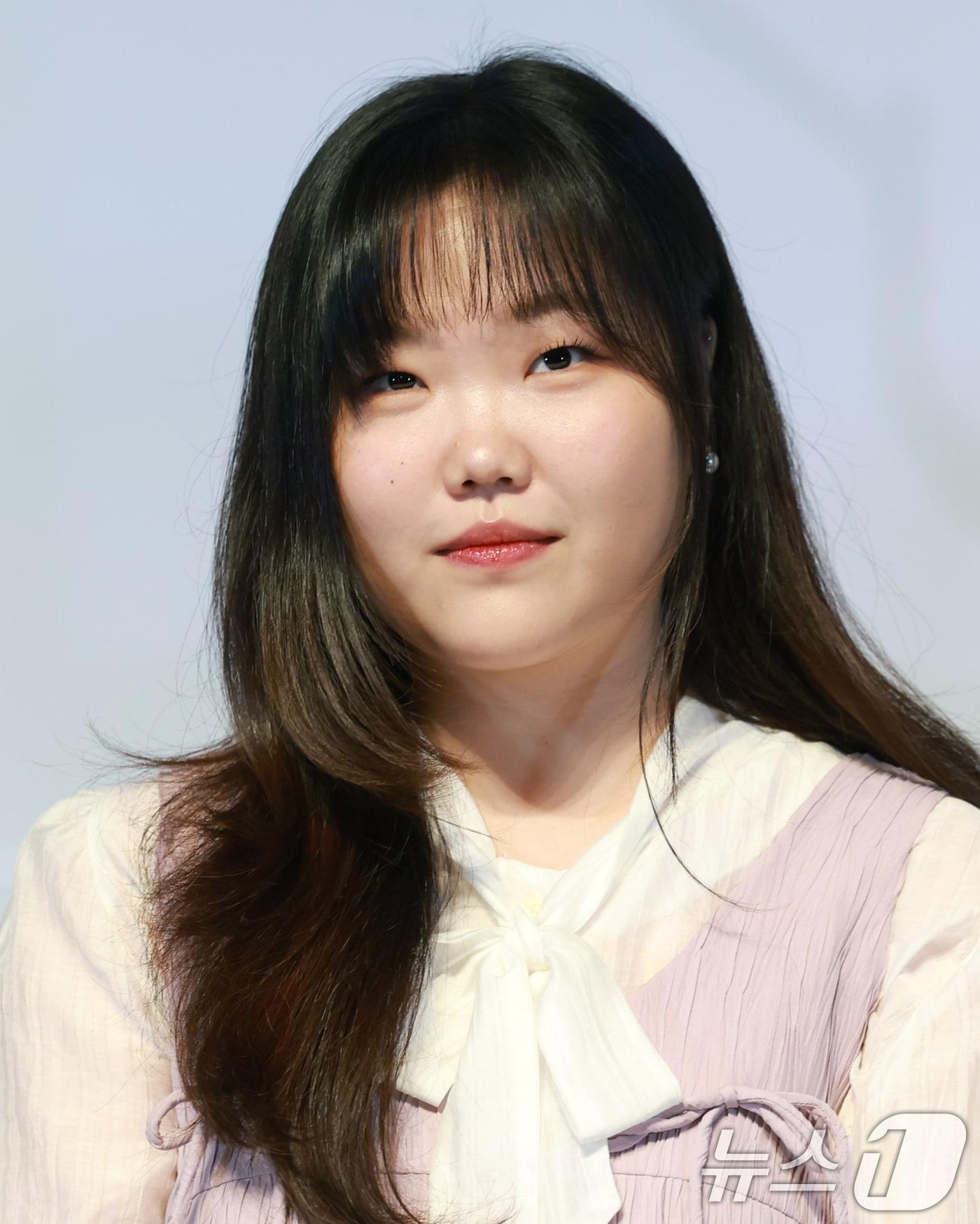 본문 이미지 - 가수 이수현이 15일 서울 송파구 롯데월드시네마에서 열린 애니메이션 영화 '연의 편지'(감독 김용환) 시사회 및 기자간담회에 참석해 객석을 바라보고 있다. '연의 편지'는 책상 서랍에서 우연히 의문의 편지를 발견하게 된 전학생 ‘소리’가 편지 속 힌트로 이어지는 다음 편지들을 찾아가며 벌어지는 이야기를 담았다. 2025.9.15/뉴스1 ⓒ News1 권현진 기자