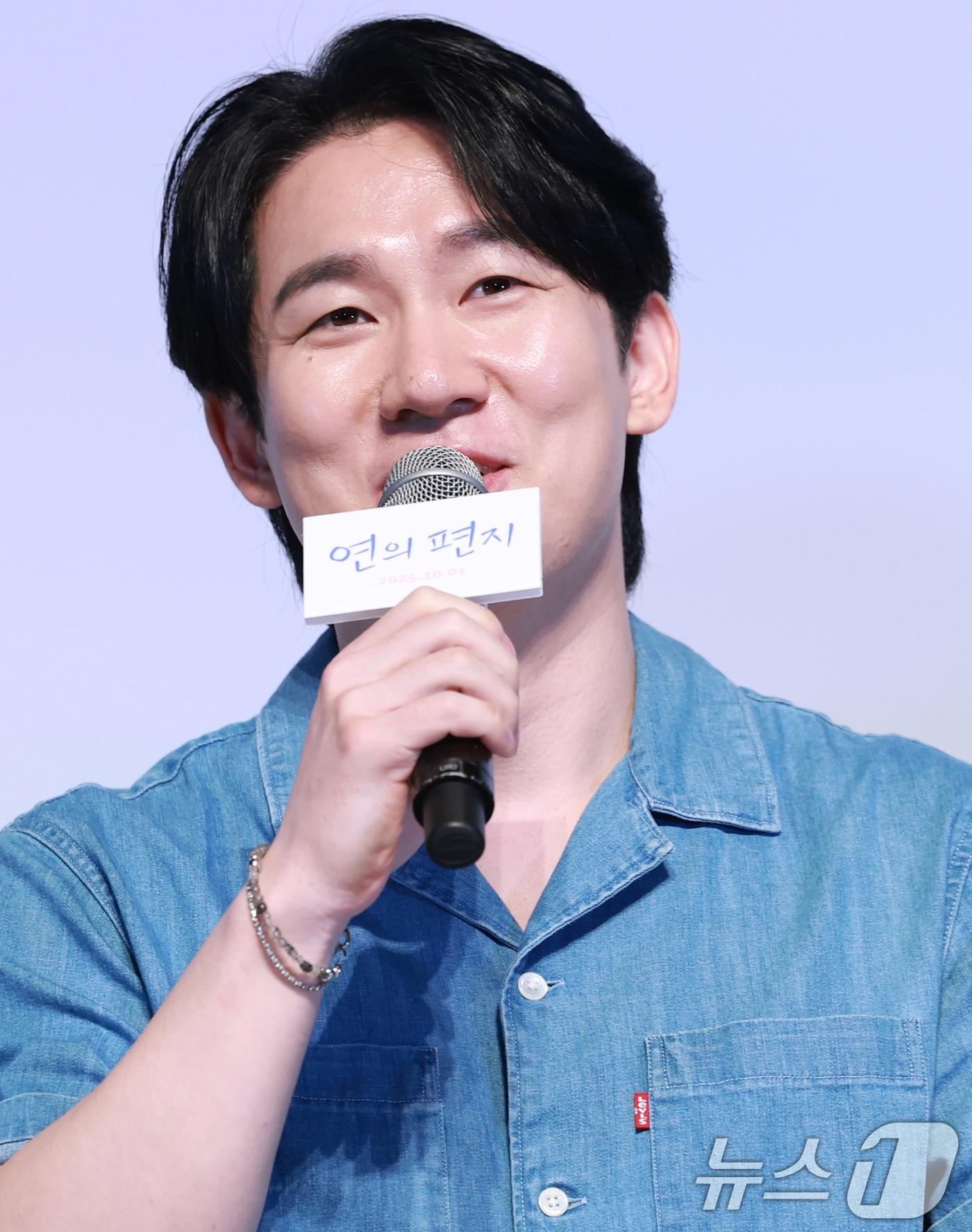 본문 이미지 - 성우 민승우가 15일 서울 송파구 롯데월드시네마에서 열린 애니메이션 영화 '연의 편지'(감독 김용환) 시사회 및 기자간담회에 참석해 취재진 질문에 답하고 있다. '연의 편지'는 책상 서랍에서 우연히 의문의 편지를 발견하게 된 전학생 ‘소리’가 편지 속 힌트로 이어지는 다음 편지들을 찾아가며 벌어지는 이야기를 담았다. 2025.9.15/뉴스1 ⓒ News1 권현진 기자