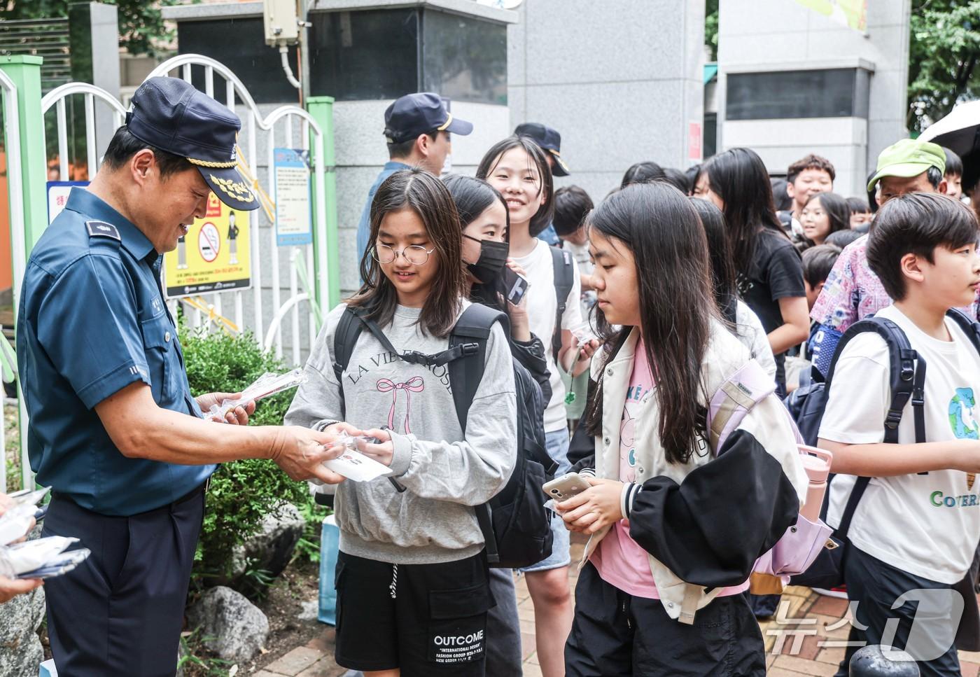 대구경찰청은 15일 수성구 황금동 성동초등학교 인근 통학로에서 초등학교 등·하굣길 합동 안전 점검을 실시했다. (대구경찰청 제공. 재판매 및 DB 금지) 2025.9.15/뉴스1