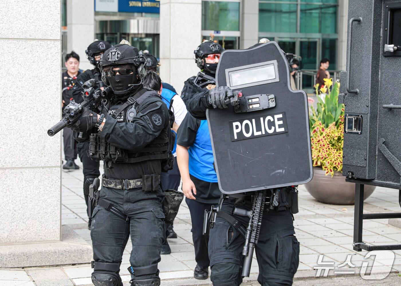 본문 이미지 - 대테러 훈련 중인 경찰(대전경찰청 제공) /뉴스1